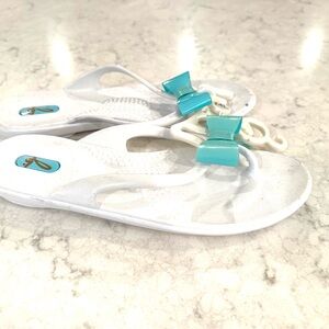 OKA b. white aqua bow M/L thong sandals NWT